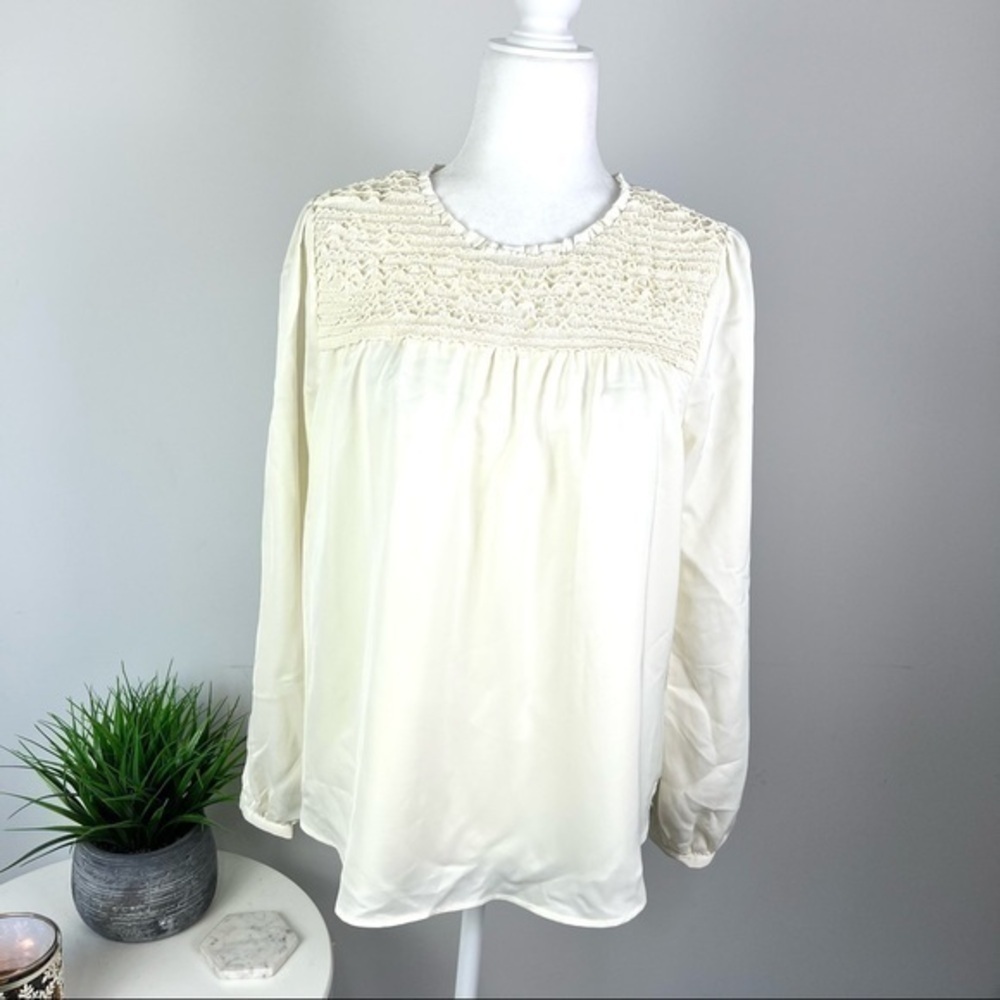Gibson Latimer womens cream ruffle neck shirt size small